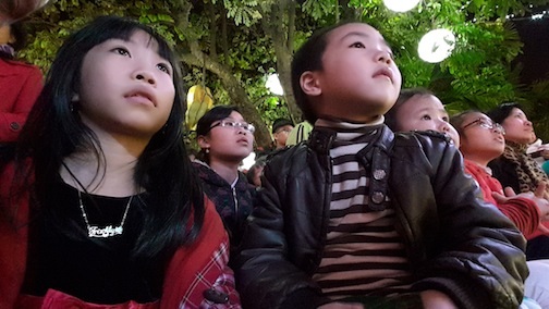 Hà Nội: Đông nghẹt người đi chơi dịp đầu năm mới - 11 Khu vực Tháp Hoà Phong, Hồ Hoàn Kiếm luôn tấp nập người qua lại.