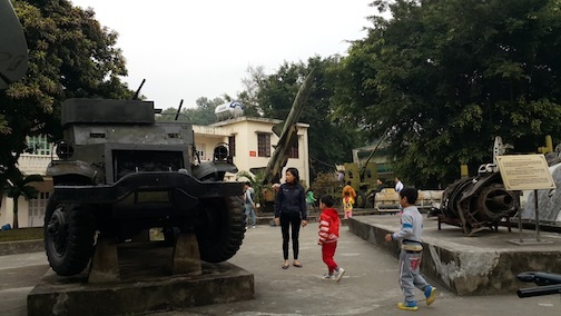 Hà Nội: Đông nghẹt người đi chơi dịp đầu năm mới - 7 Khu vực di tích cột cờ Hà Nội vẫn tấp nập người đến tham quan dịp đầu năm mới 2015.