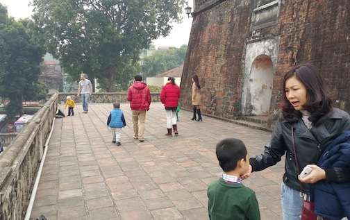 Hà Nội: Đông nghẹt người đi chơi dịp đầu năm mới - 5 Khu vực di tích cột cờ Hà Nội vẫn tấp nập người đến tham quan dịp đầu năm mới 2015.