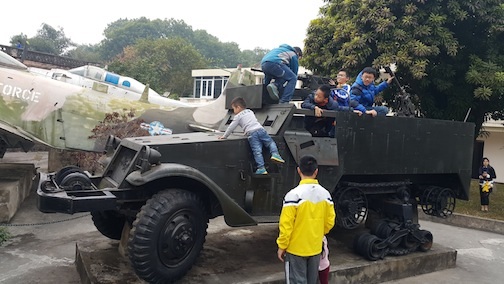 Hà Nội: Đông nghẹt người đi chơi dịp đầu năm mới - 6 Khu vực di tích cột cờ Hà Nội vẫn tấp nập người đến tham quan dịp đầu năm mới 2015.