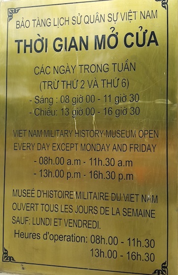 Hà Nội: Đông nghẹt người đi chơi dịp đầu năm mới - 3 Khu vực di tích cột cờ Hà Nội vẫn tấp nập người đến tham quan dịp đầu năm mới 2015.