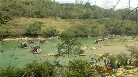 “Nghẹt thở” trong ngày đầu xuân tại Khu du lịch Thác Bản Giốc - 5 Các bãi gửi xe đều chật kín.