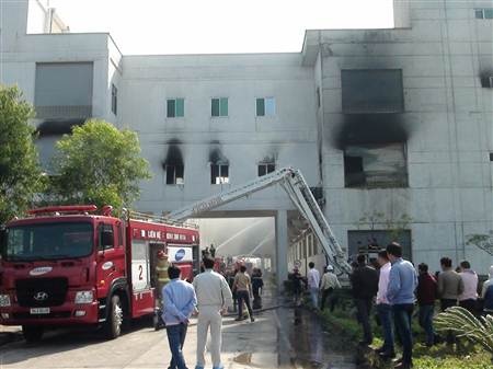 Lực lượng chức năng đang nỗ lực dập tắt đám cháy.