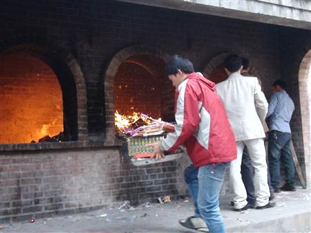 Lò hóa vàng tại đền Bà Chúa luôn đỏ lửa.