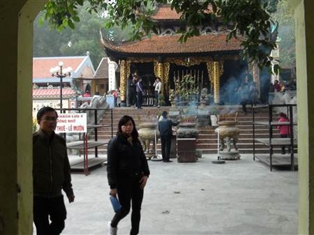 Cảnh vắng vẻ hiếm thấy tại đền Bà Chúa Kho những ngày cận Tết.