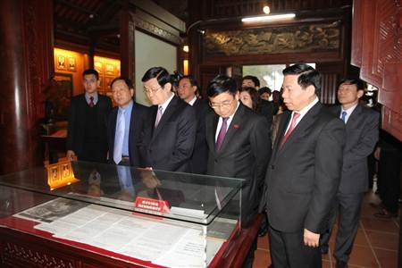 Chủ tịch nước đến dâng hương tại khu tưởng niệm cố Tổng Bí thư Nguyễn Văn Cừ.
