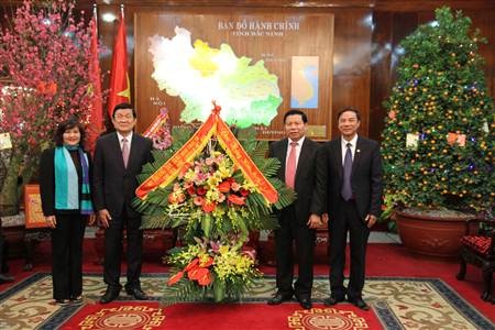 Chủ tịch nước đến dâng hương tại khu tưởng niệm cố Tổng Bí thư Nguyễn Văn Cừ.