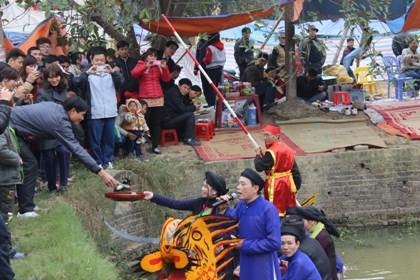 Năm nay, Lễ hội vùng Lim nghiêm cấm tất cả các hình thức hát quan họ “ngả nón nhận tiền”.