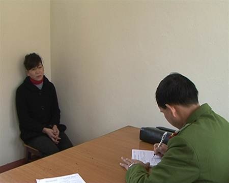 Đối tượng Hải cùng tang vật vụ án tại cơ quan điều tra.