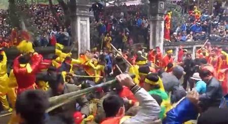 Hối hả, ồn ào những lễ hội đầu năm - 5 Hình ảnh phản cảm trong tục cướp lộc hoa tre tại hội Gióng.