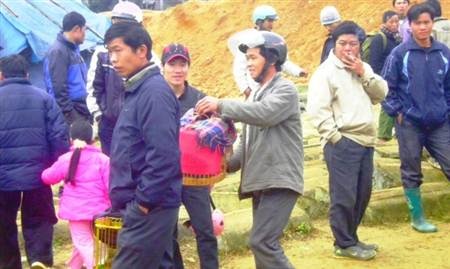 Nhộn nhịp cảnh mua bán, trao đổi
chim trong phiên chợ