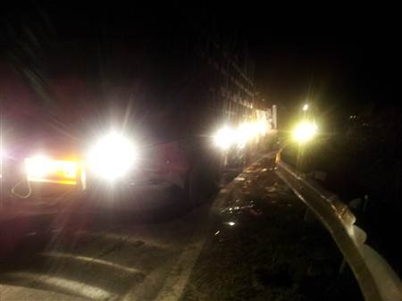 Ách tắc gần 10 km vì một vụ lật xe - 3 Hàng trăm phương tiện bị ùn tắc kéo dài nhiều giờ trên đèo.