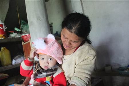 Bé Chiến Thắng được mẹ nuôi chăm sóc