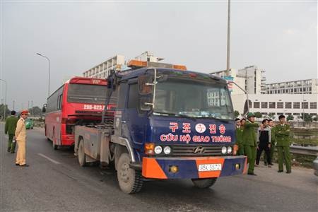 Lực lượng chức năng phải huy động thêm lực lượng phối hợp và xe cứu hộ để giải phóng hiện trường.