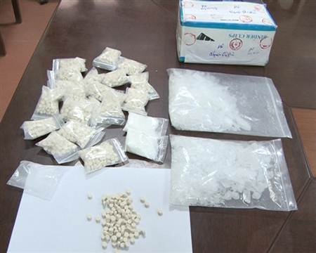 Đối tượng Hải cùng tang vật vụ án tại cơ quan điều tra.