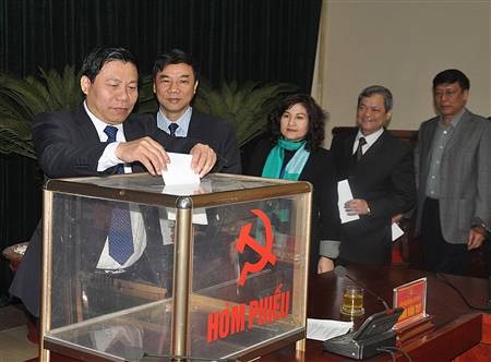 Các đại biểu tiến hành bỏ phiếu.