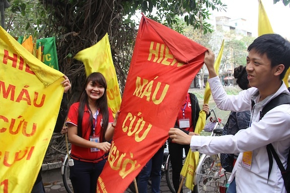 Huy động hiến máu nhân đạo tại Lễ hội xuân hồng 2015 - 2 Nhiều thanh niên trẻ hồ hởi tham dự chương trình Lễ hộ xuân Hồng năm 2015.