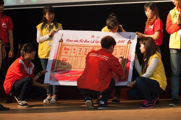 Huy động hiến máu nhân đạo tại Lễ hội xuân hồng 2015 - 3 Thế hệ trẻ ký giao ước thi đua trong công tác hiến máu cứu người.