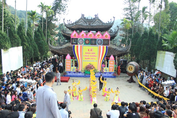 Chùa Hương thông thoáng trong ngày khai Hội đầu năm - 1 Lễ khai hội Chùa Hương năm 2015 thưa vắng du khách về trẩy hội hơn so với những năm trước.