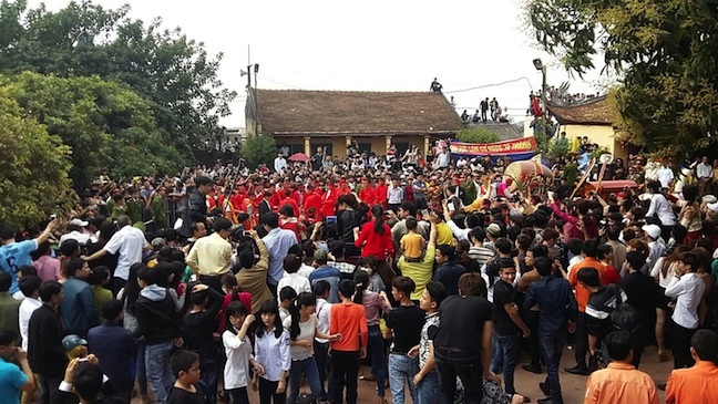 Người dân Ném Thượng vẫn “chém lợn” trong ngày hội làng - 2 Người dân bốn phương đổ xô về Đình Ném Thượng để tận mắt chứng kiến tục chém lợn.