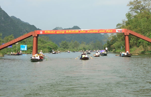 Chùa Hương thông thoáng trong ngày khai Hội đầu năm - 4 Du khách đi thuyền vào lễ hội thưa vắng lạ thường so với cùng kỳ năm ngoái.