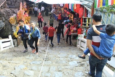 Du khách đi thuyền vào lễ hội thưa vắng lạ thường so với cùng kỳ năm ngoái.