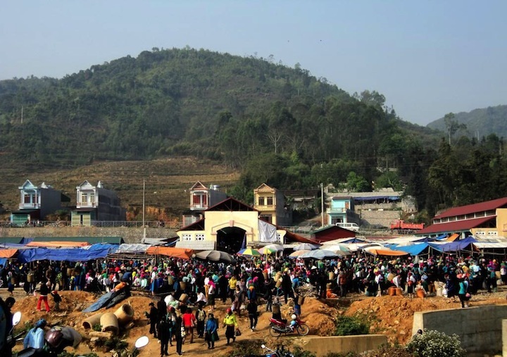 Sắc xuân trên thung lũng Sà Phìn - 3 Phiên chợ cuối năm ở “cổng trời” Sà Phìn.