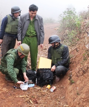 Các lực lượng chức năng đang tiến hành khám nghiệm hiện trường để điều tra, truy bắt các đối tượng.