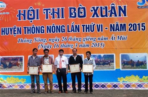 Hàng nghìn người háo hức đi xem bò thi “sắc đẹp” - 3 Trao giải cho các chủ nhân thắng cuộc.