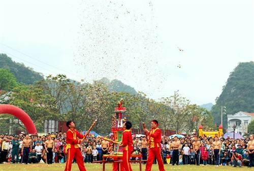 Màn tranh pháo “nảy lửa” tại lễ hội pháo hoa - 4 Các tráng sĩ chuẩn bị cho màn tranh pháo nảy lửa và gay cấn.
