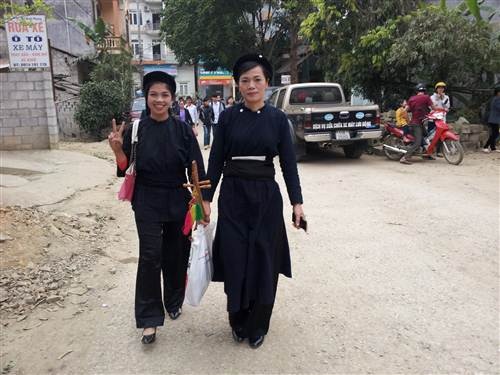 Màn tranh pháo “nảy lửa” tại lễ hội pháo hoa - 1 Phụ nữ Dân tộc Tày - Nùng Cao Bằng mang theo đàn tính đi trẩy hội.