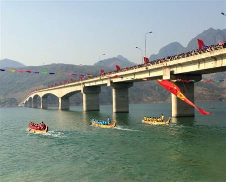 Chen chân trên cây cầu trụ cao nhất Việt Nam xem đua thuyền - 3 Hàng nghìn người người dân và du khách chen chân trên cầu xem đua thuyền.