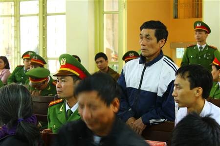 Ông Lý Văn Chúc (bố đẻ Lý Nguyễn Chung) và bà Nguyễn Thị Lành (Mẹ kế của Chung) tại phiên tòa.