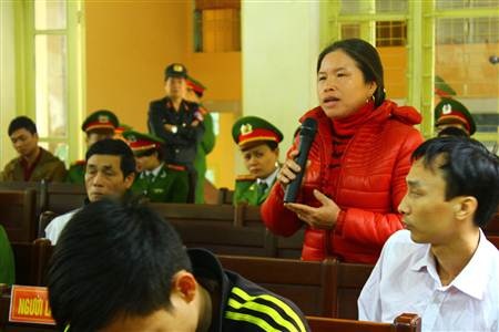 Ông Lý Văn Chúc (bố đẻ Lý Nguyễn Chung) và bà Nguyễn Thị Lành (Mẹ kế của Chung) tại phiên tòa.