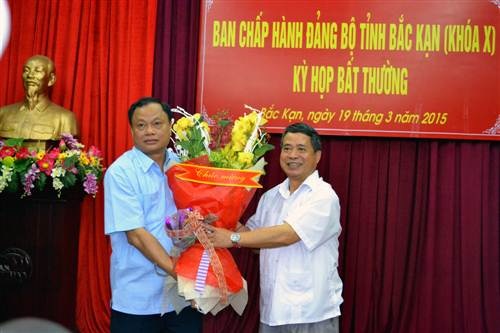 Bắc Kạn bầu Bí thư Tỉnh ủy mới - 1 Ông
Nguyễn Văn Du được bầu giữ chức Bí thư Tỉnh ủy Bắc Kạn khóa X, nhiệm kỳ 2010 -
2015.