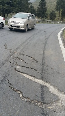 Những vết nứt nghiêm trọng trên tuyến đường Lào Cai - Sa Pa - 3 Nhiều phương tiện tham gia giao thông phải đi chậm để tránh những vết nứt lớn, kéo dài.