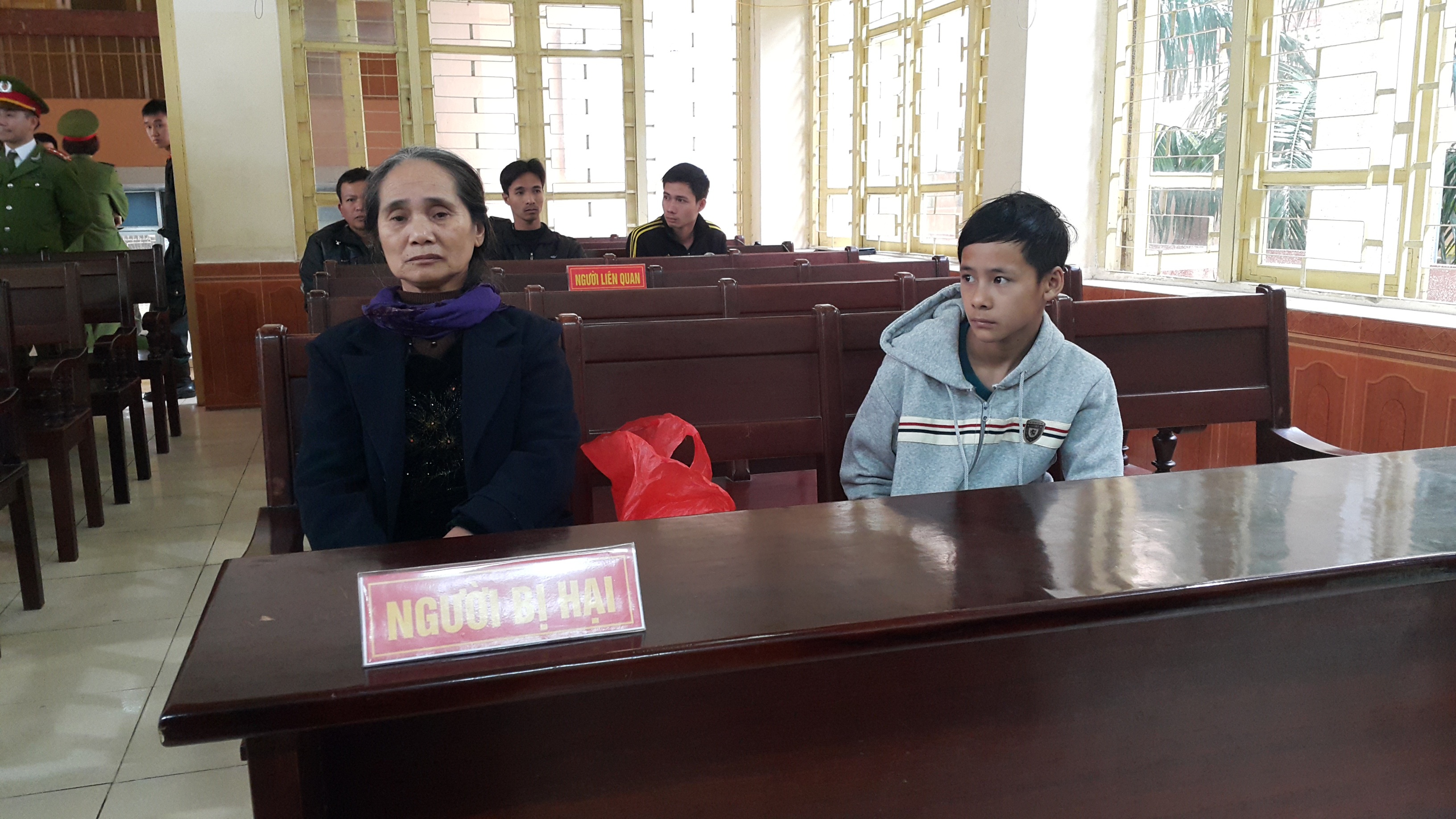 Nghi có đồng phạm, Tòa yêu cầu điều tra lại vụ Lý Nguyễn Chung - 2 Bà Hoàng Thị Hội, đại diện bên bị hại trong vụ án.