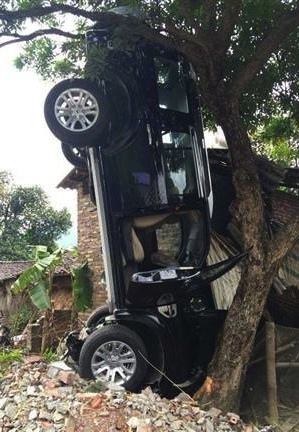 Hiện trường chiếc xe gây tai nạn thảm khốc, khiến 3 người tử vong tại Cao Bằng.