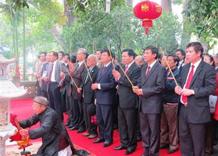 Khai hội Kinh Dương Vương - đức vua Thủy tổ Việt Nam - 2 Đại diện lãnh đạo, chính quyền nhân dân tham dự lễ hội.