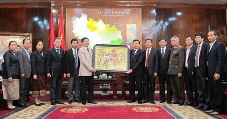 Phó Thủ tướng CHND Lào thăm và làm việc tại Bắc Ninh - 1 Lãnh đạo tỉnh Bắc Ninh tặng quà lưu niệm niệm đến đoàn Đại biểu cấp cao, Phó Thủ tướng Lào.