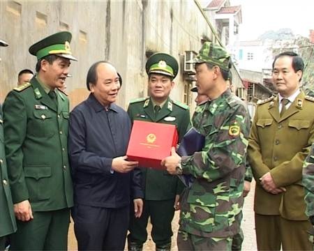 Ông Nguyễn Xuân Phúc tặng quà cho đồn Biên phòng Hữu Nghị.