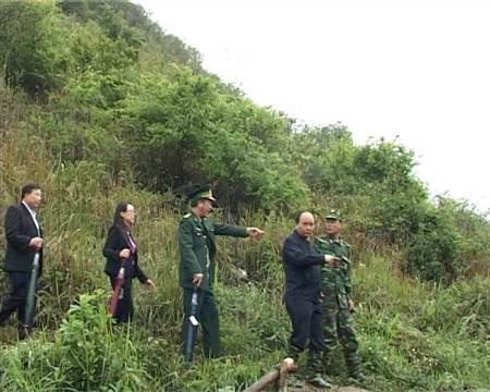 Phó Thủ tướng Nguyễn  Xuân Phúc kiểm tra công tác chống buôn lậu tại biên giới Lạng Sơn.