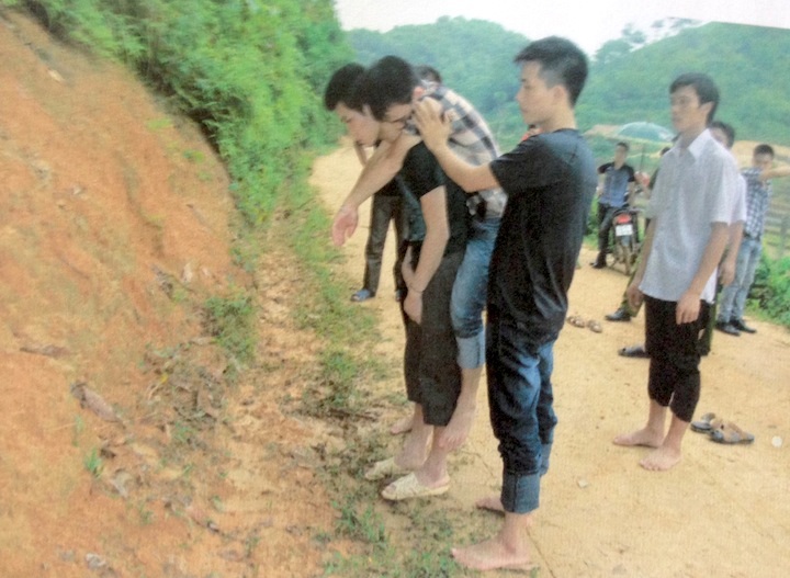 5 thanh niên “đội đơn” lên Viện kiểm sát tối cao kêu oan - 2 5 thanh niên “đội đơn” lên Viện kiểm sát tối cao kêu oan