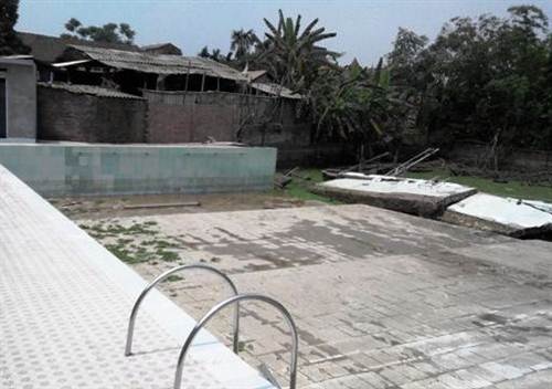 Bên cạnh bể là ao bèo của gia đình, có nền đất yếu.