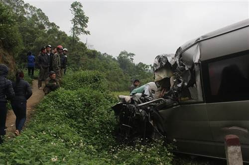 Xe khách “đấu đầu” xe container, 2 người chết, 6 người bị thương - 2 Hiện trường vụ tai nạn khiến hai người tử vong.