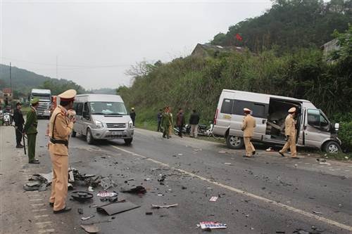Xe khách “đấu đầu” xe container, 2 người chết, 6 người bị thương - 1 Hiện trường vụ tai nạn khiến hai người tử vong.