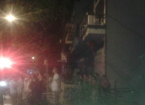 Trường mầm non bốc cháy dữ dội - 2 Người dân theo dõi công tác chữa cháy.