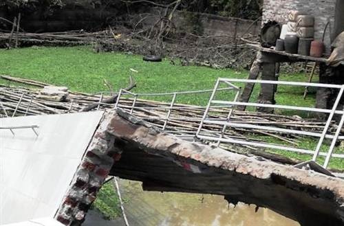 Vụ vỡ bể bơi tại Vĩnh Phúc: Do tường bể xây trên nền đất yếu? - 1 Hiện trường sự cố vỡ bể bơi khiến 1 học sinh lớp 4 bị tử vong.