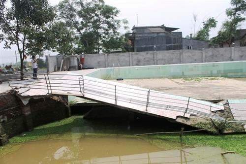 Tường bể được xây dựng không có bê tông cốt thép.