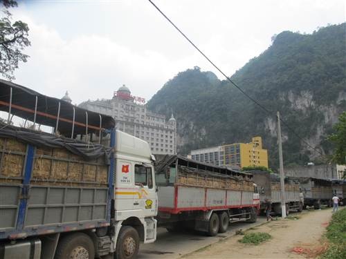 “Dưa hấu đã chảy nước ròng ròng mà vẫn chưa được qua cửa khẩu”